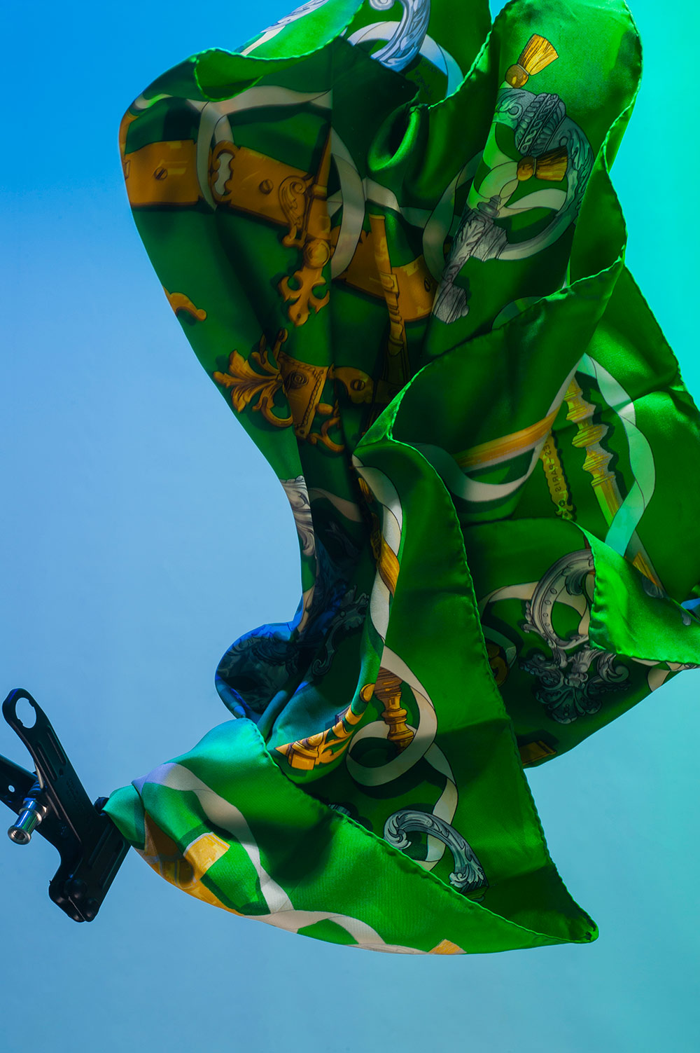 Scarf's movement fixed in the air