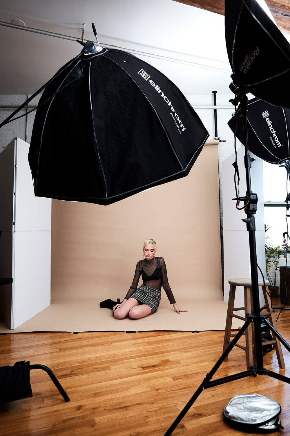 Behind the scenes, female modele sitting on the floor