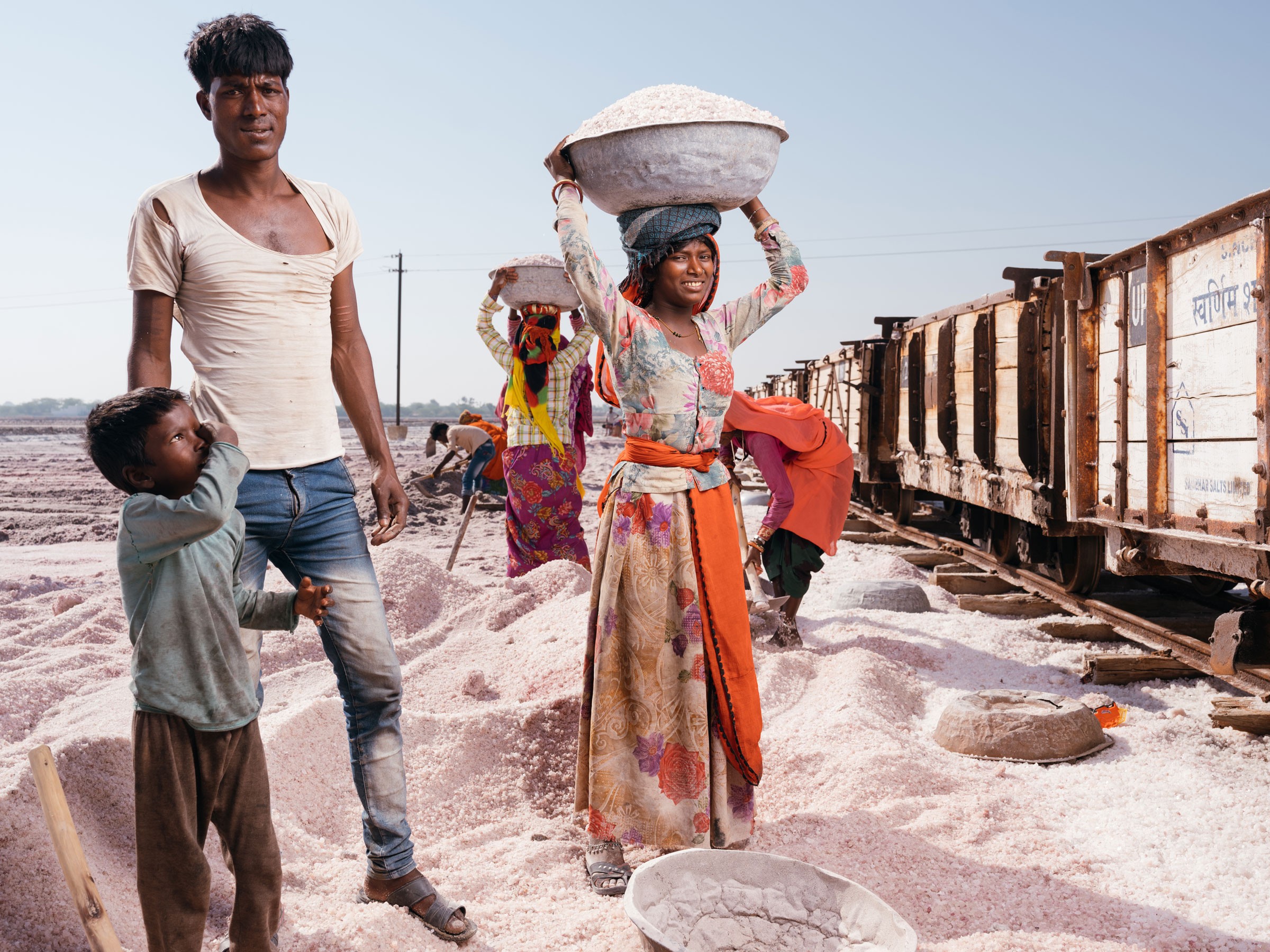Индия условия жизни. Рабочие в Индии. Сборщики соли в Индии. Касол Индия. Индийская работа.
